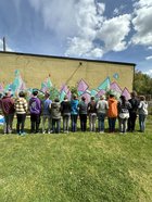 Bild 12 - Eine Hausfassade wird bemalt in der Wandmalaktion der Tagesstätte Paritätischer Weg