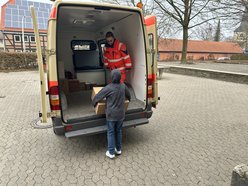 Johanniter holen Pakete in Kita ab