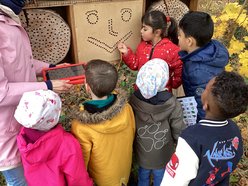 Kinder und Erzieherin beim Kompetenztraining