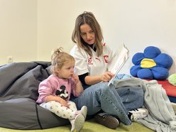 Kind bekommt ein Buch vorgelesen