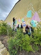 Bild 3 - Eine Hausfassade wird bemalt in der Wandmalaktion der Tagesstätte Paritätischer Weg