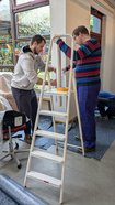 Zwei Mitarbeiter beim Streichen