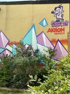 Bild 1 - Eine Hausfassade wird bemalt in der Wandmalaktion der Tagesstätte Paritätischer Weg
