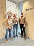 Sabine Rath, Abteilungsleiterin (l.) und Geschäftsführer Sven Spier danken Ulrike Kokon für ihr langjähriges Engagement