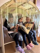 Kinder schauen Bücher an