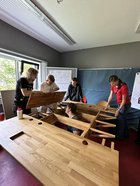 Jugendlichen bauen Spieltisch zusammen