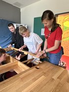 Jugendliche bauen Spieltisch zusammen