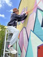 Bild 4 - Eine Hausfassade wird bemalt in der Wandmalaktion der Tagesstätte Paritätischer Weg