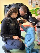 Kinder bestaunen die Polizeiuniform