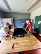 Jugendliche spielen am Tisch