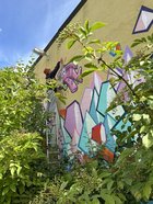 Bild 6 - Eine Hausfassade wird bemalt in der Wandmalaktion der Tagesstätte Paritätischer Weg