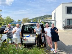 Mitarbeitende der Drobs freuen sich über neues Auto