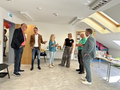 Die Leiterin der Praxis im Gespräch mit Politikern