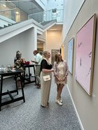 Künstlerin bei der Vernissage im Gespräch
