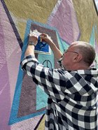 Bild 9 - Eine Hausfassade wird bemalt in der Wandmalaktion der Tagesstätte Paritätischer Weg