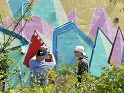 Bild 11 - Eine Hausfassade wird bemalt in der Wandmalaktion der Tagesstätte Paritätischer Weg