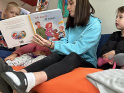 Vorlesesituation mit mehrsprachigen Buch