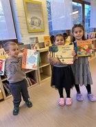 Kinder zeigen Bücher