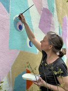 Bild 5 - Eine Hausfassade wird bemalt in der Wandmalaktion der Tagesstätte Paritätischer Weg