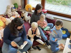Kinder bekommen Geschichte vorgelesen