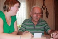 Hausbesuch bei einem älteren Mann