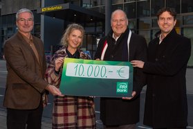 Geschäftführungen und Sponsor bei der Spendenübergabe