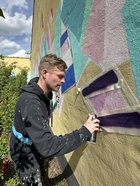Bild 8 - Eine Hausfassade wird bemalt in der Wandmalaktion der Tagesstätte Paritätischer Weg