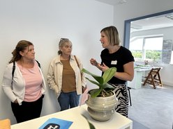 Leiterin der Praxis im Gespräch mit Interessierten