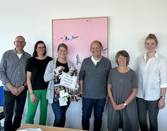 Der Jubilar und Gratulanten