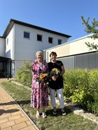 Pflegedienstleitung und Stellvertretung freuen sich über Blumen