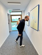 Kunstinteressierte sehen sich Kunstwerke an