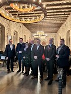 (von links): Ekke Seifert (DRK), Dr. Thorsten Kornblum, Dr. Christina Rentzsch, Stefan Schaper (Awo), Matthias Konrad (Caritas), Marcus Kröckel (Caritas), Sven Spier (Paritäti- scher) sowie Nico Seefeldt Kaza- zi (DRK)